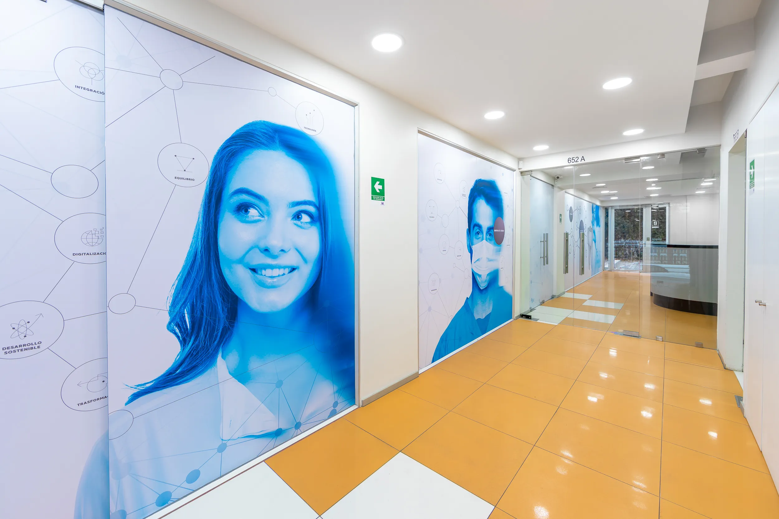 Showroom Express Dent — equipos en exhibición en Las Condes, Santiago