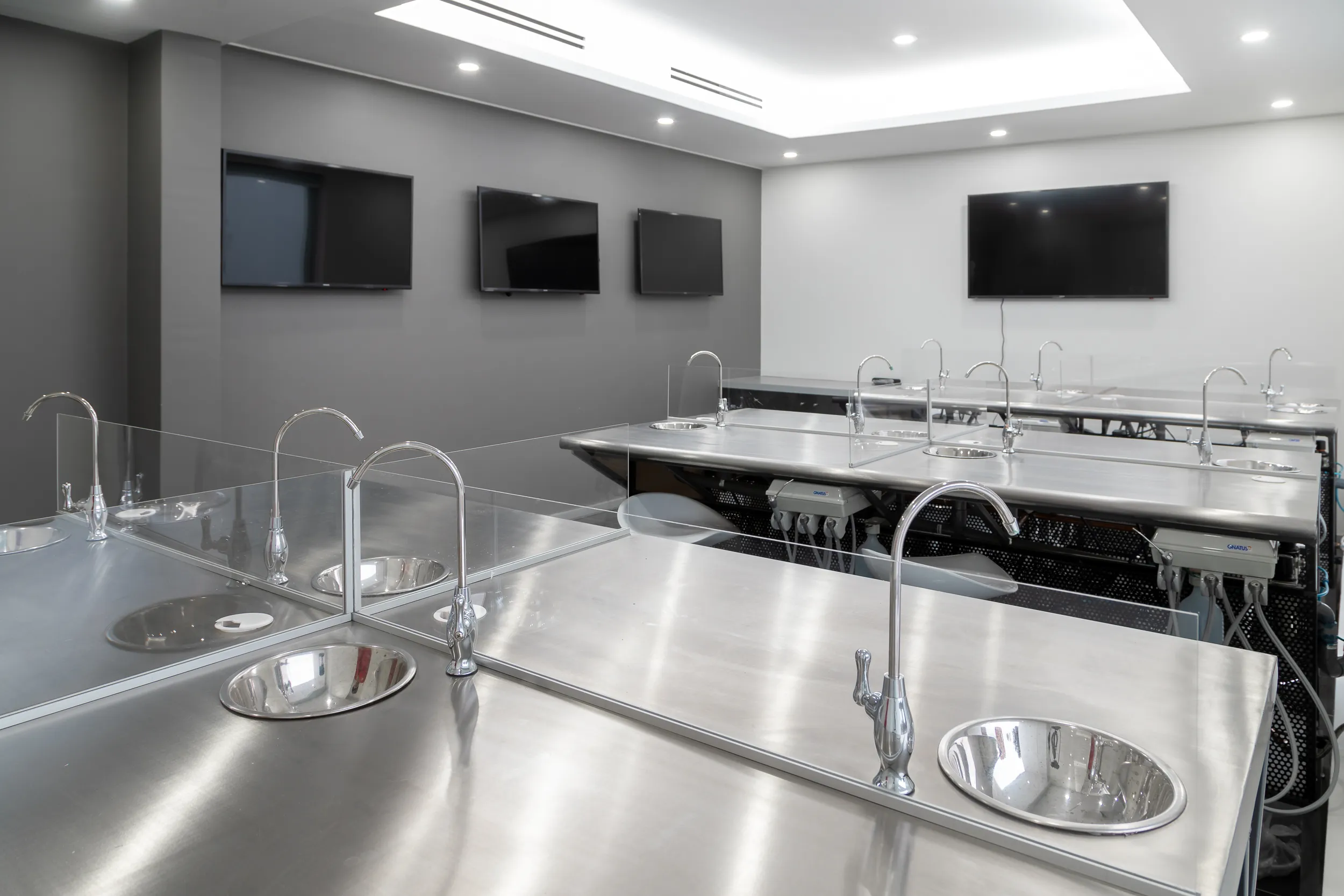 Laboratorio y estaciones de trabajo — Showroom Express Dent